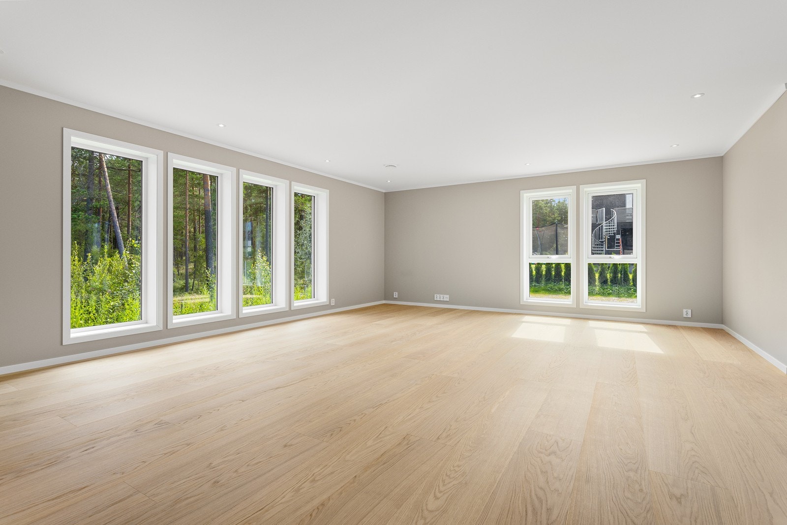 Boligen har slette vegger malt i duse, nøytrale farger som skaper en lun stemning til rommet. Galleribilde