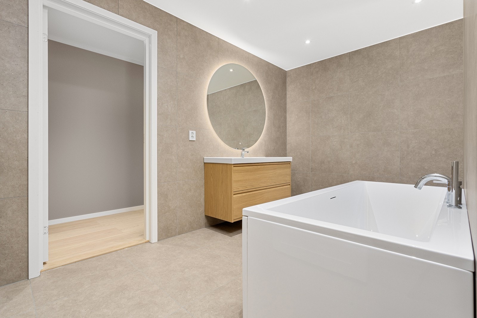 Delikat og høyst moderne bad med 60X60 fliser og varmekabler i gulv. Galleribilde