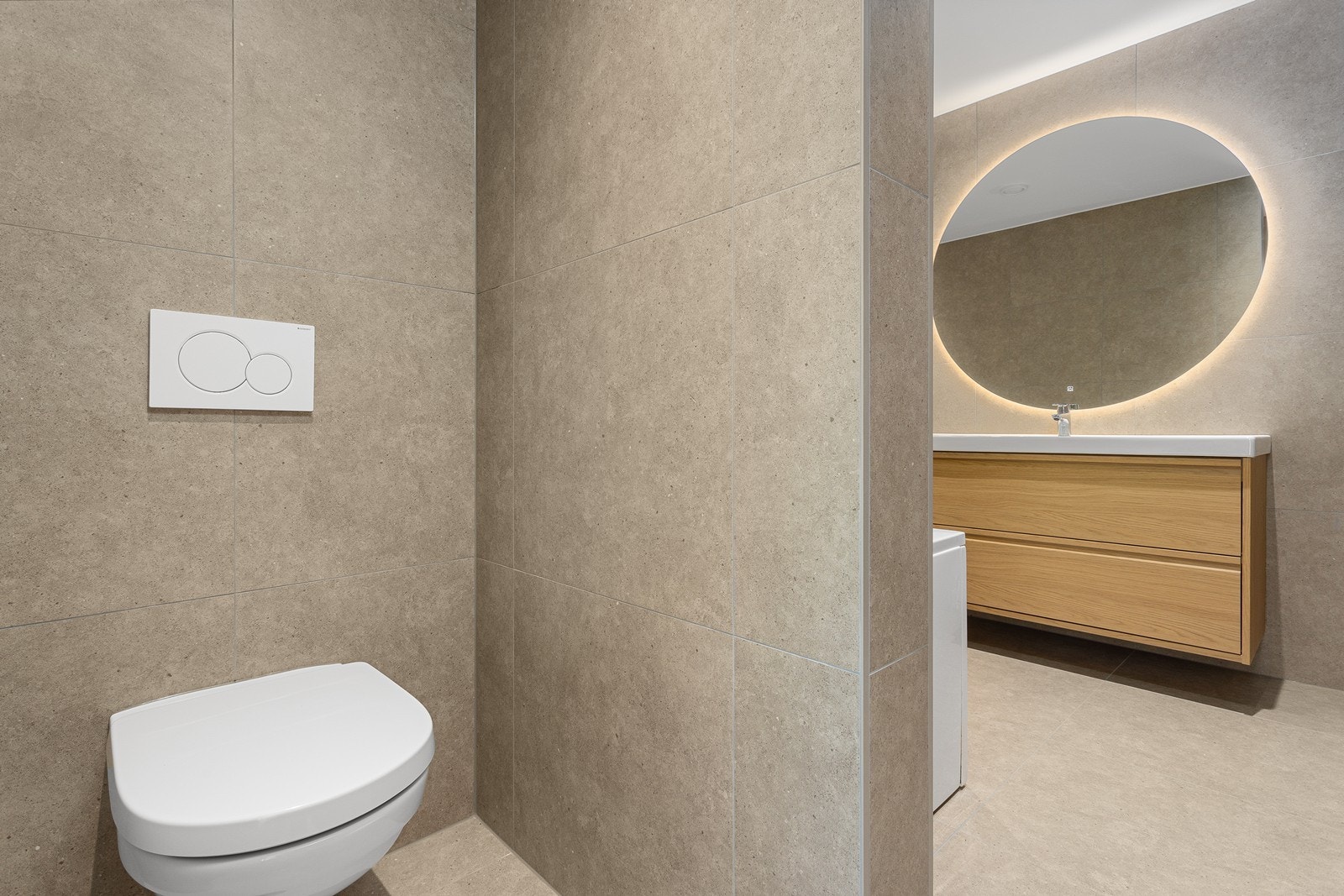 Adskilt vegghengt toalett. Galleribilde