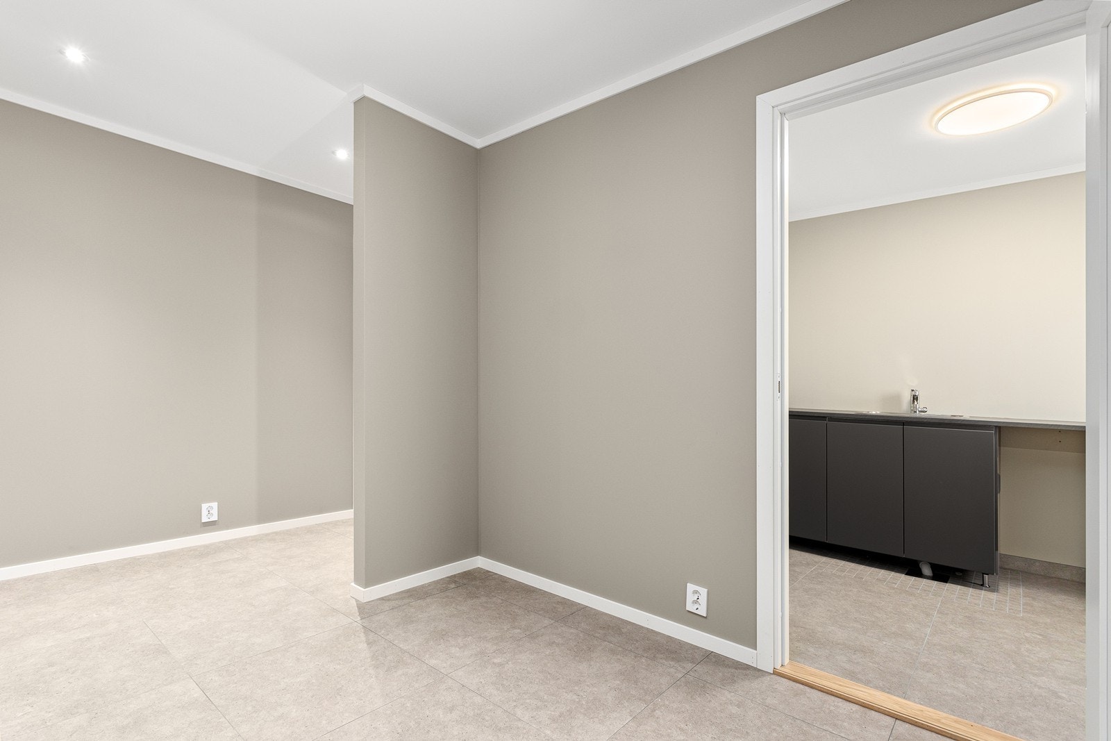 Entreen er flislagt med tidsriktige 60x60 fliser på gulv med varmekabler. Galleribilde