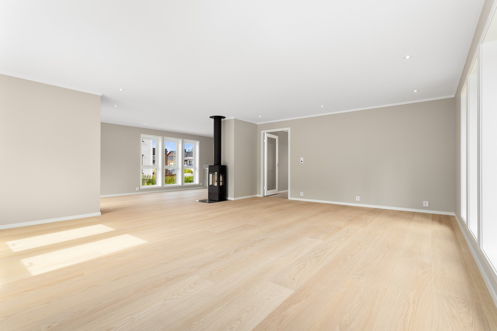 Lys og innbydende stue med 1-stavs tregulv fra kvalitetsprodusenten Bjelin Skarshult. Galleribilde