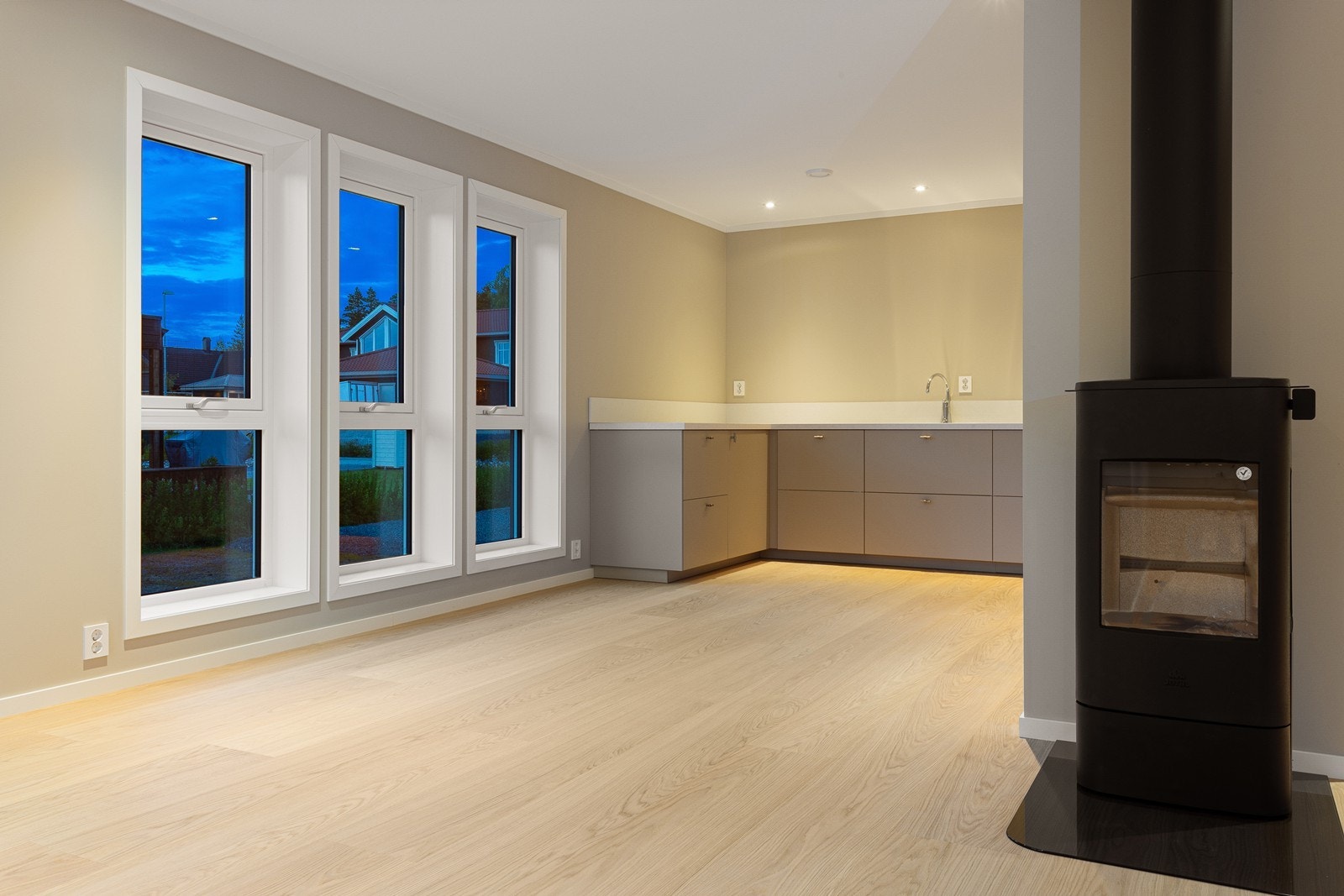 Hyggelig kveldsstemning i boligen. Galleribilde