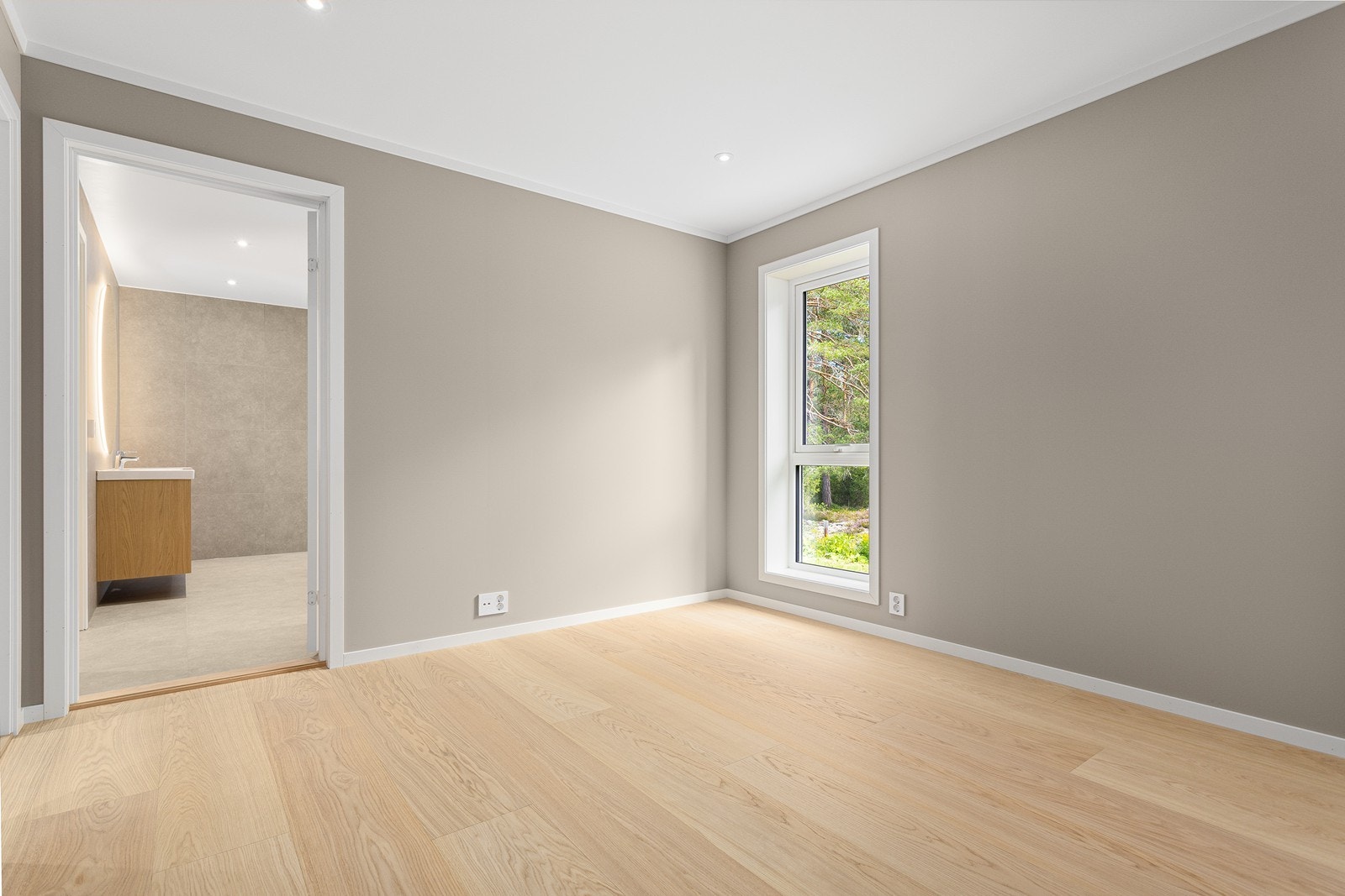 Hovedsoverommet har en delikat og praktisk suiteløsning, i tilknytning til soverommet finnes walk-in closet løsning med rom for oppbevaring av klær og sko og tilliggende høyst moderne bad. Galleribilde