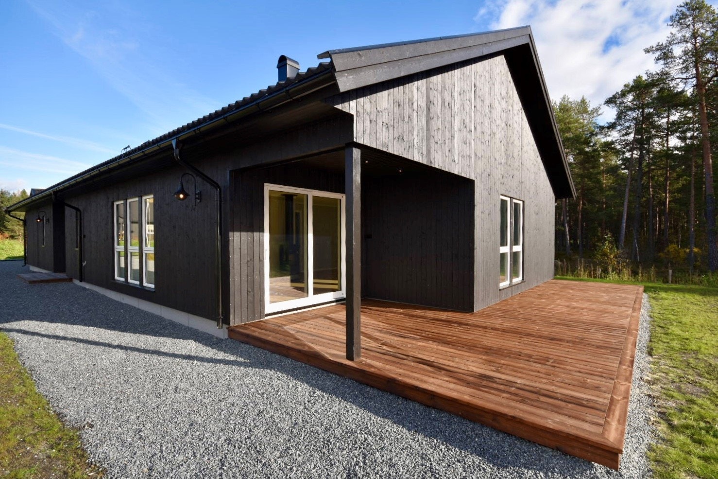 Stor terrasseplatting og hage Galleribilde