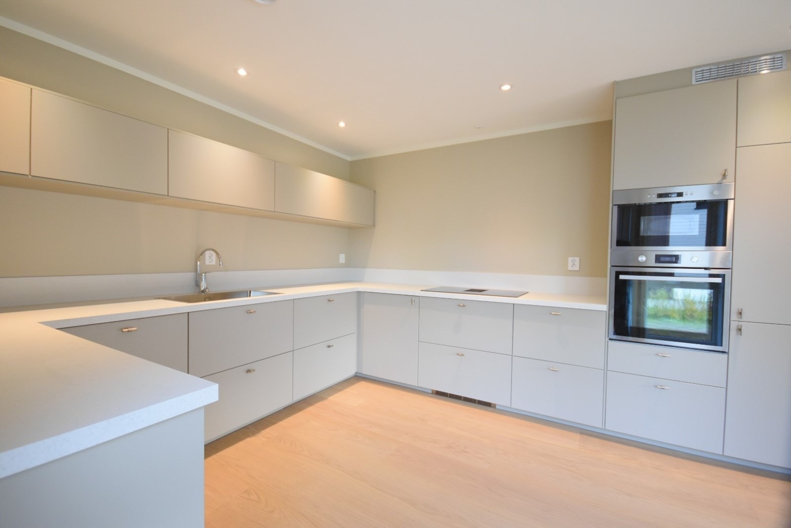 Over -og underskap. Integrerte hvitevarer. Galleribilde