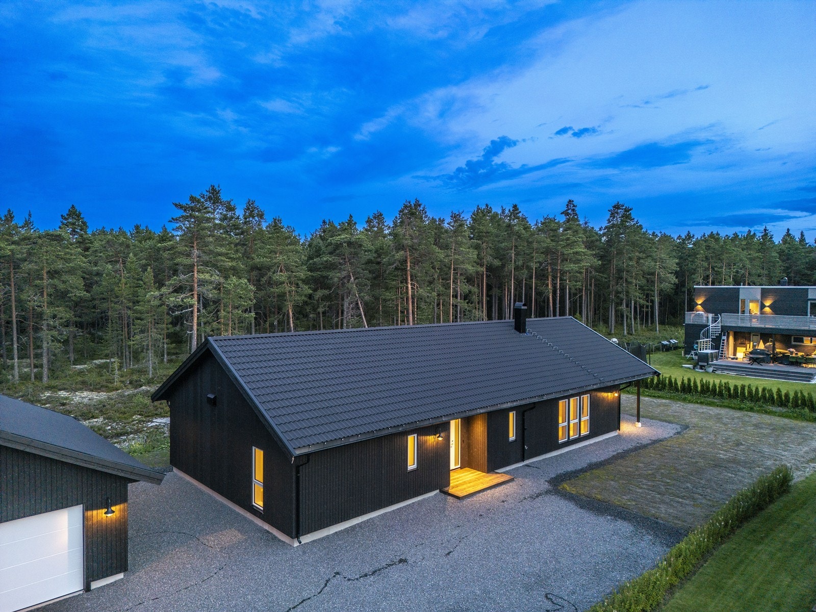 Stor og innholdsrik enebolig m/alt på en flate | Dobbelgarasje | Beliggende i enden av blindvei | Egen "mastersuite" Galleribilde