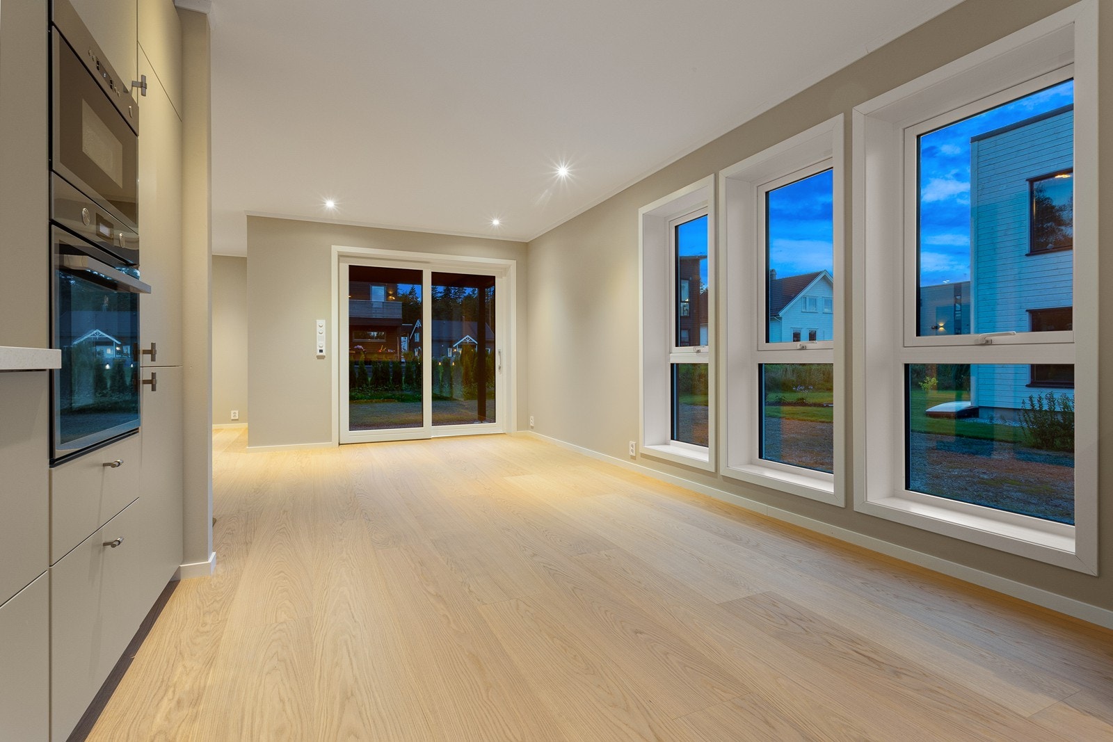 Fra spisestuen er det mulighet for å åpne opp skyvedørene til en meget koselig uteplass med mulighet for å anlegge platting. Galleribilde