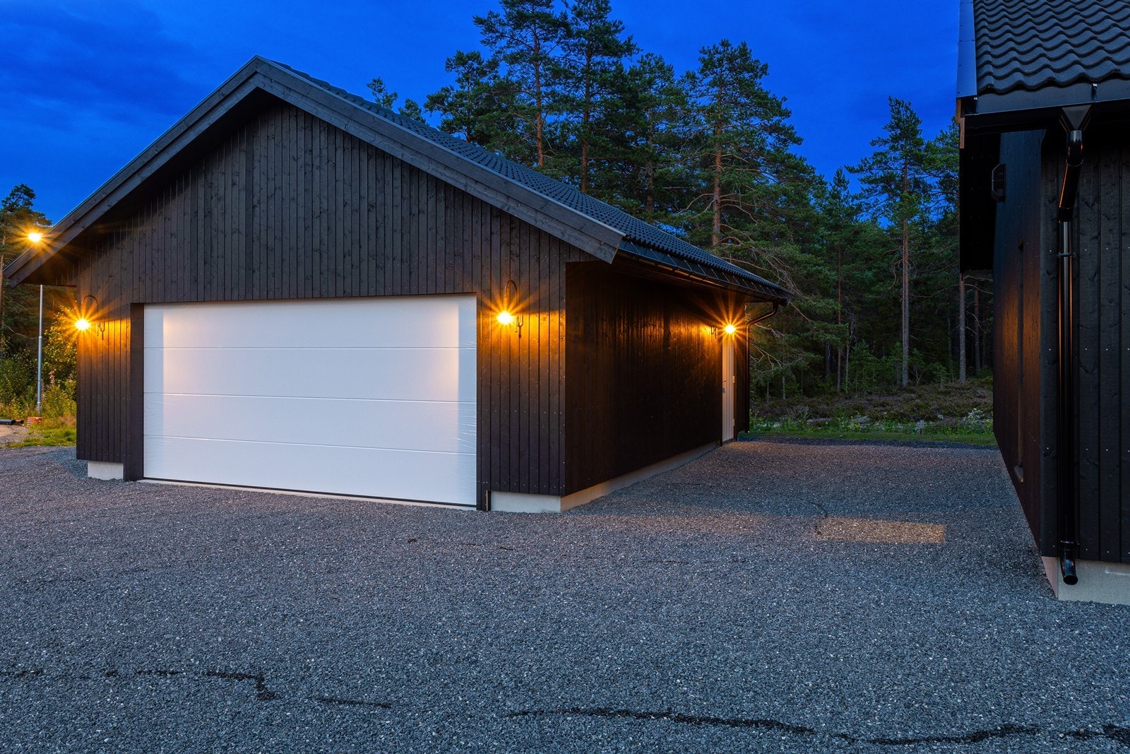 Parkering forekommer i egen grusede gårdsplass og dobbelgarasje. Det er mulighet for å montere elbil lader i garasjen. Galleribilde