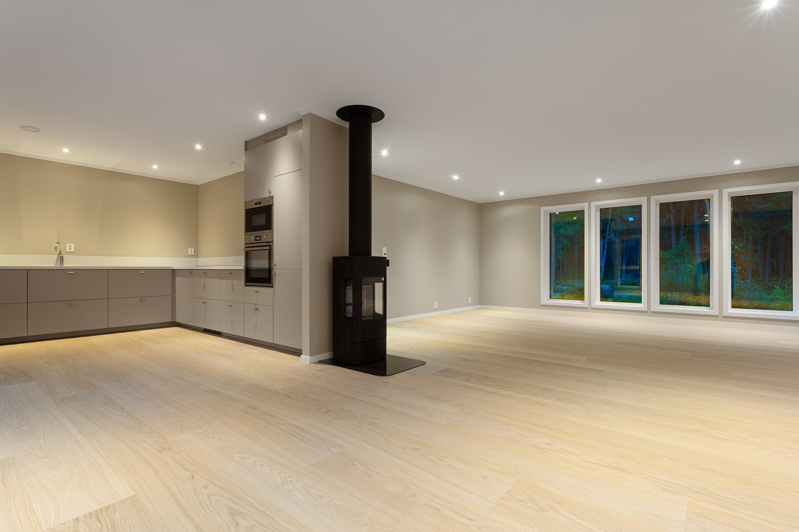 En naturlig plassering for et større spisebord ved kjøkkenet, der hele familien eller vennegjengen kan inviteres over. Galleribilde