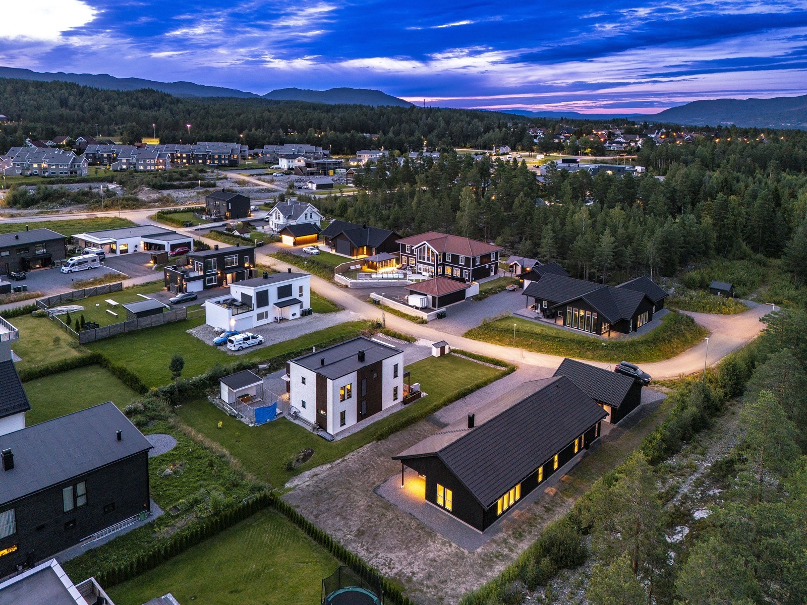 Piggsoppveien 12 har en svært god beliggenhet i enden av blindvei, skjermet og uten innsyn på Ormåsen. Galleribilde