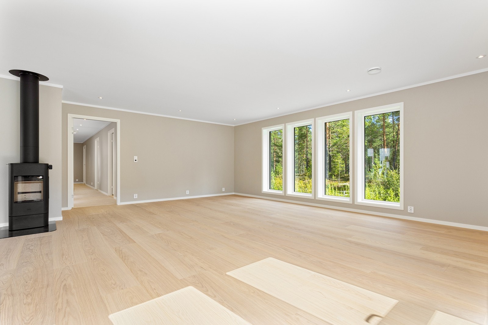 De store vindusflatene slipper inn godt med dagslyslys slik at rommet gir en flott romfølelse Galleribilde