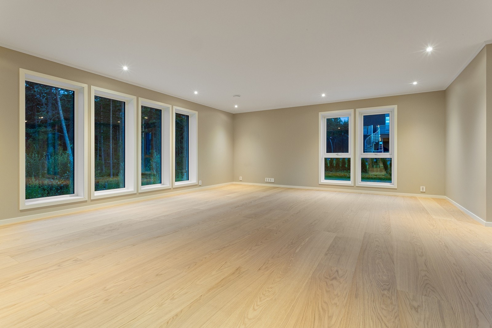 Stuen har en utstrakt bruk av dimbare downlights i himling som gir rommet den rette belysningen. Der er varmekabler i alle gulv i boligen. Galleribilde