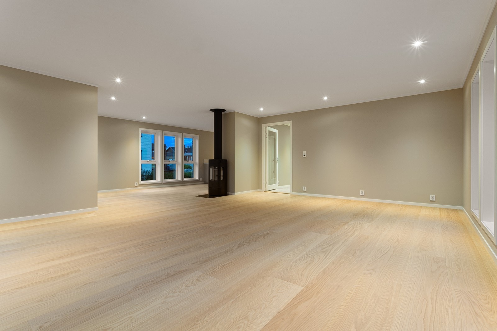 I stuen finnes en stemningsfull og varmende vedovn fra Jøtul som gir god varme til boligen. Galleribilde