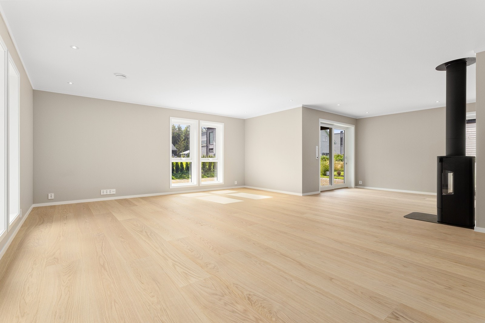 Stuen tilbyr fleksible møbleringsmuligheter, med god plass til både en komfortabel sofagruppe, lesekrok, vitrineskap og et større spisebord. Galleribilde