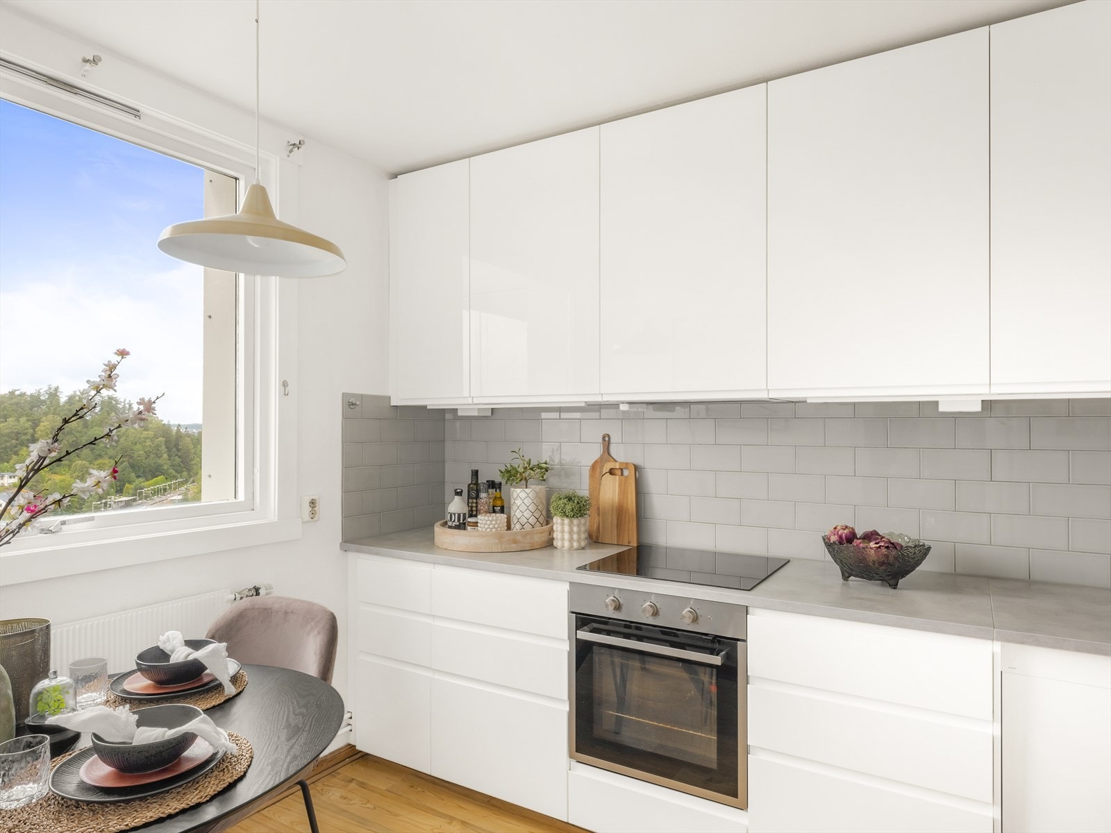 Kjøkken med mye skap og benkeplass Galleribilde