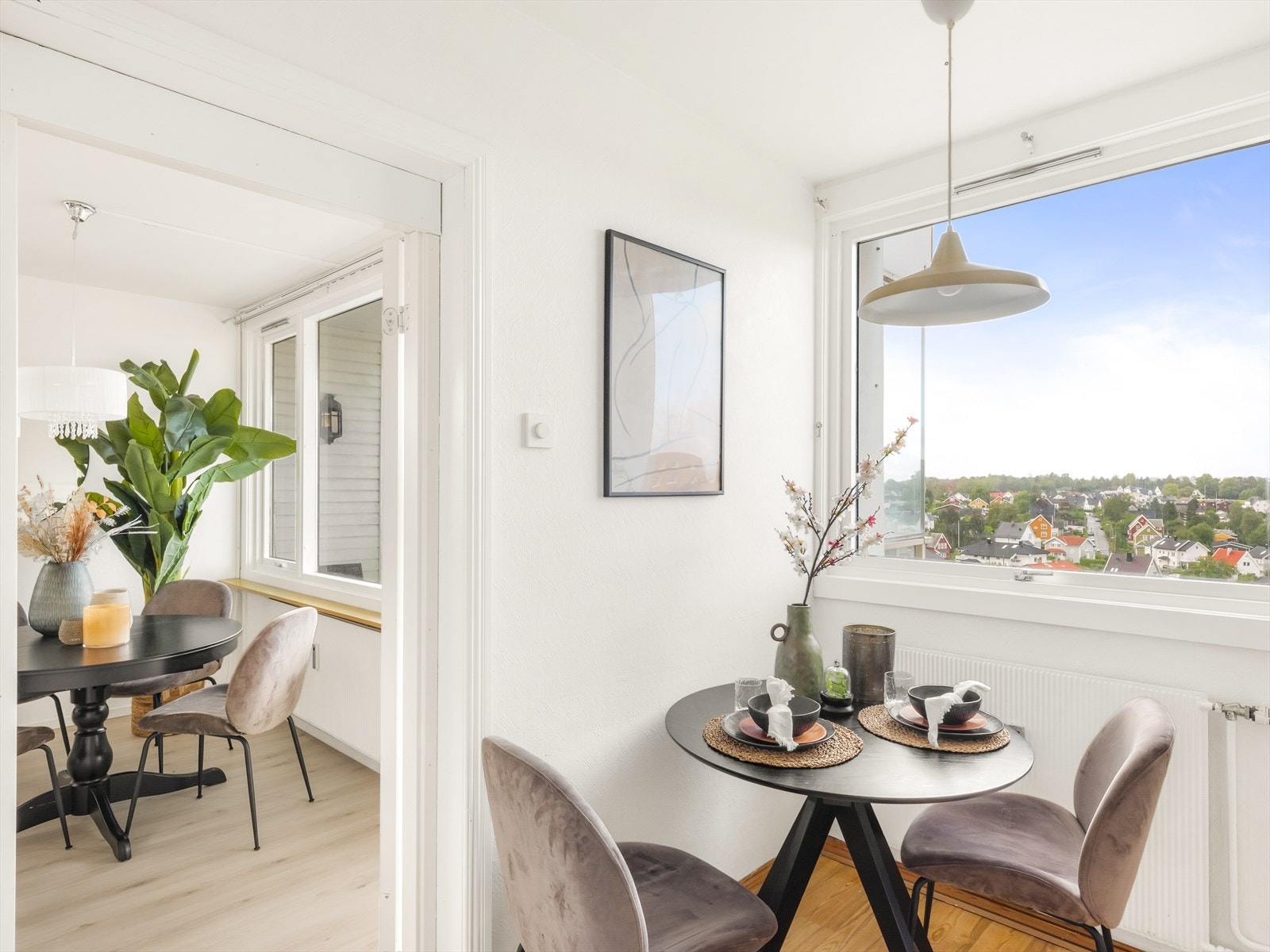 Hyggelig spiseplass ved vinduet Galleribilde