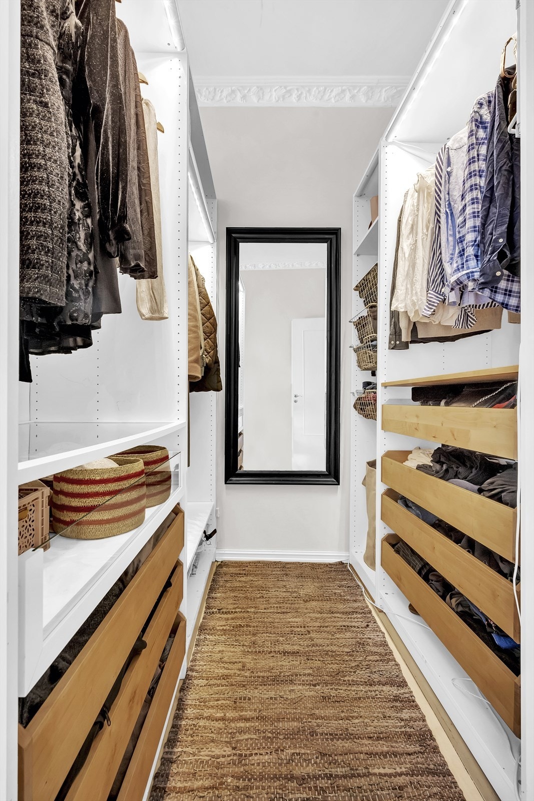 På soverommet er det etablert et walk-in closet innredet med masse, god lagringsplass. Galleribilde