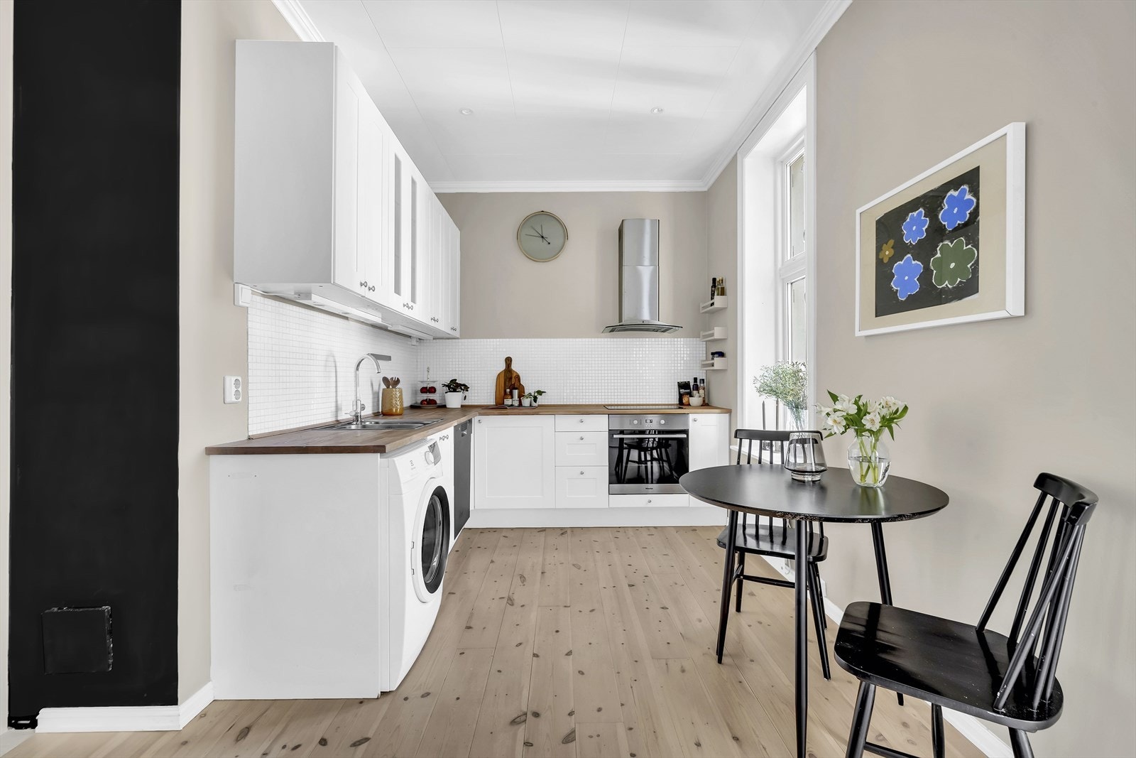På kjøkkenet er det god plass til spisebord. Galleribilde