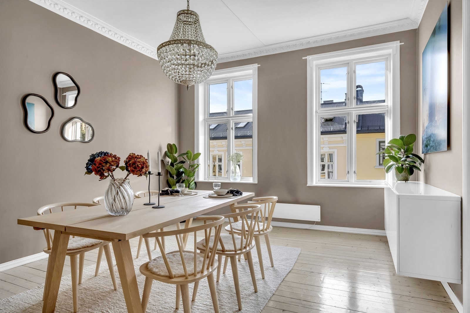 De store vindusflatene sikrer godt innslipp av naturlig lys. Galleribilde