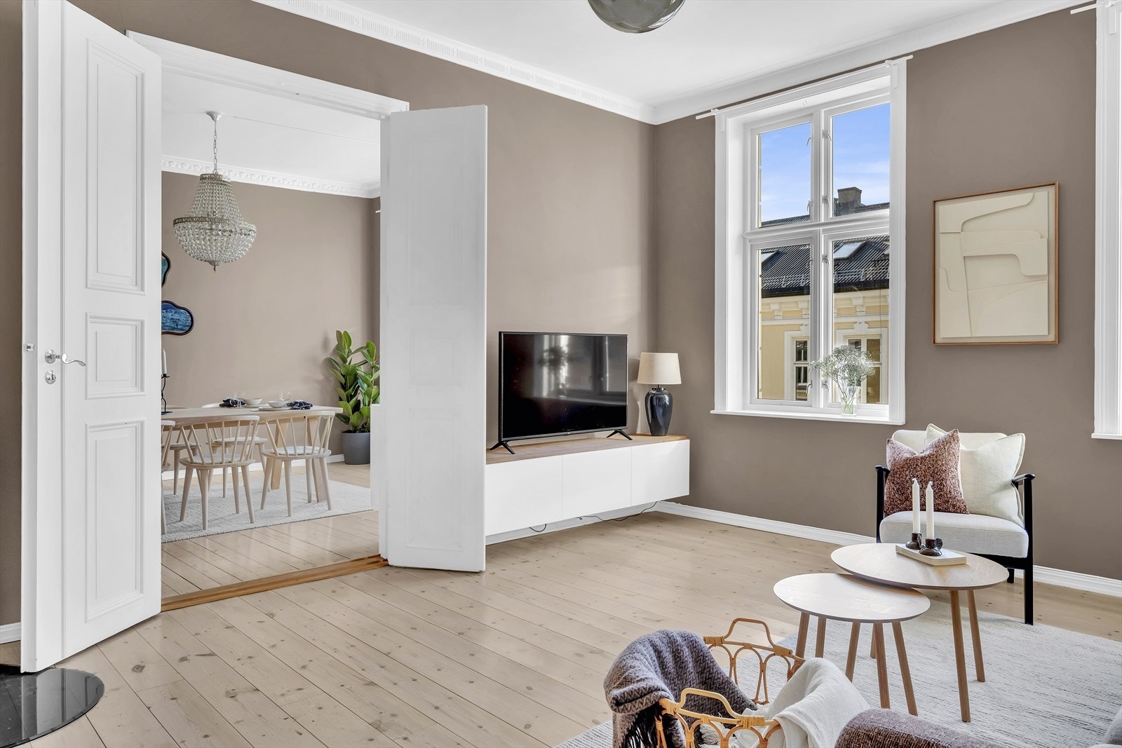 Leiligheten har en herlig løsning med to stuer på rad. Galleribilde