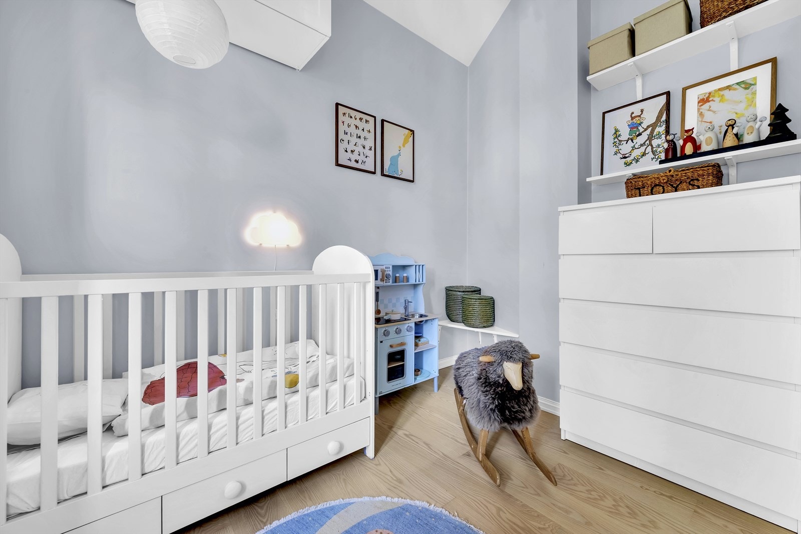 Her er det plass til seng, skrivepult og skap. Rommet vender mot bakgård. Galleribilde