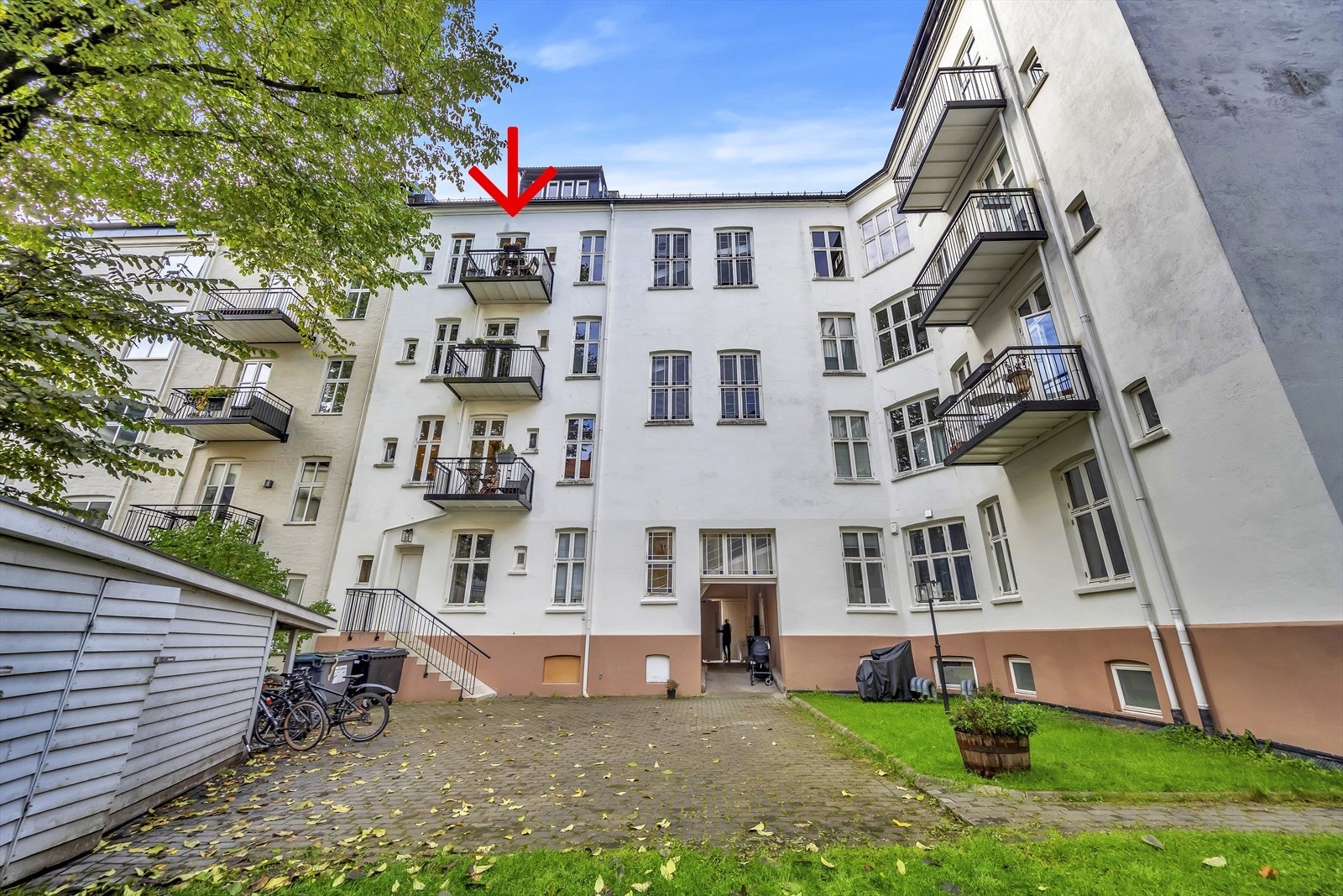 Balkongen og soverommet vender mot rolig bakgård. Galleribilde