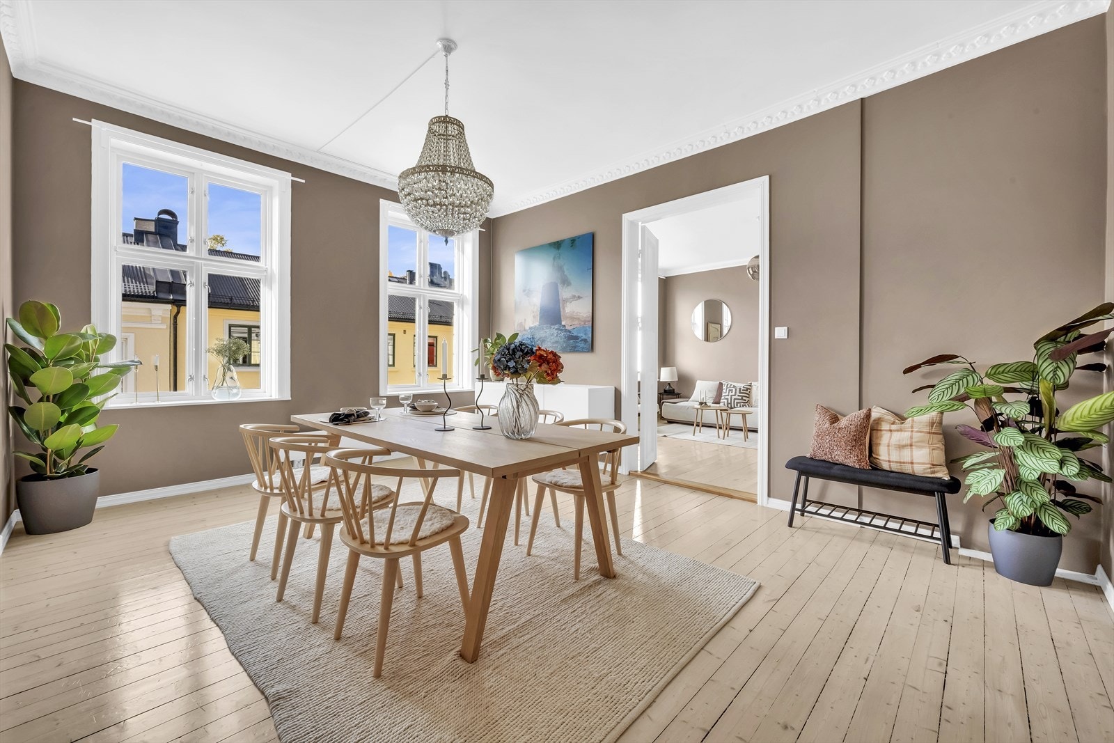 Spisestuen har rosett, stukkatur samt takhøyde på hele 3 meter. Galleribilde