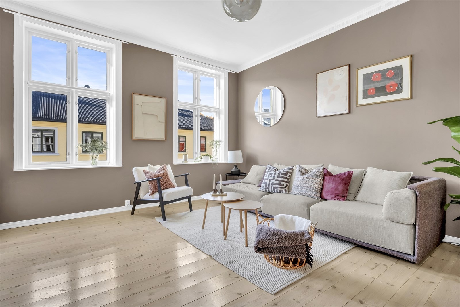 Leiligheten ligger i 4. etasje, og inneholder entré, bad, to soverom, spisestue, kjøkken og stue. Galleribilde