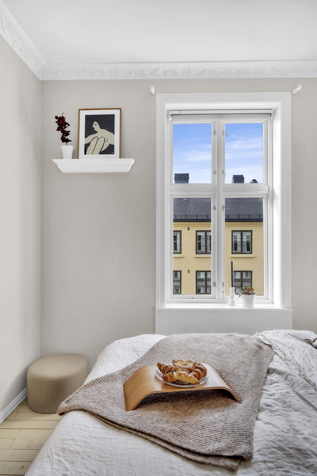 Rommet har stort vindu som sikrer godt med lys og luft. Galleribilde