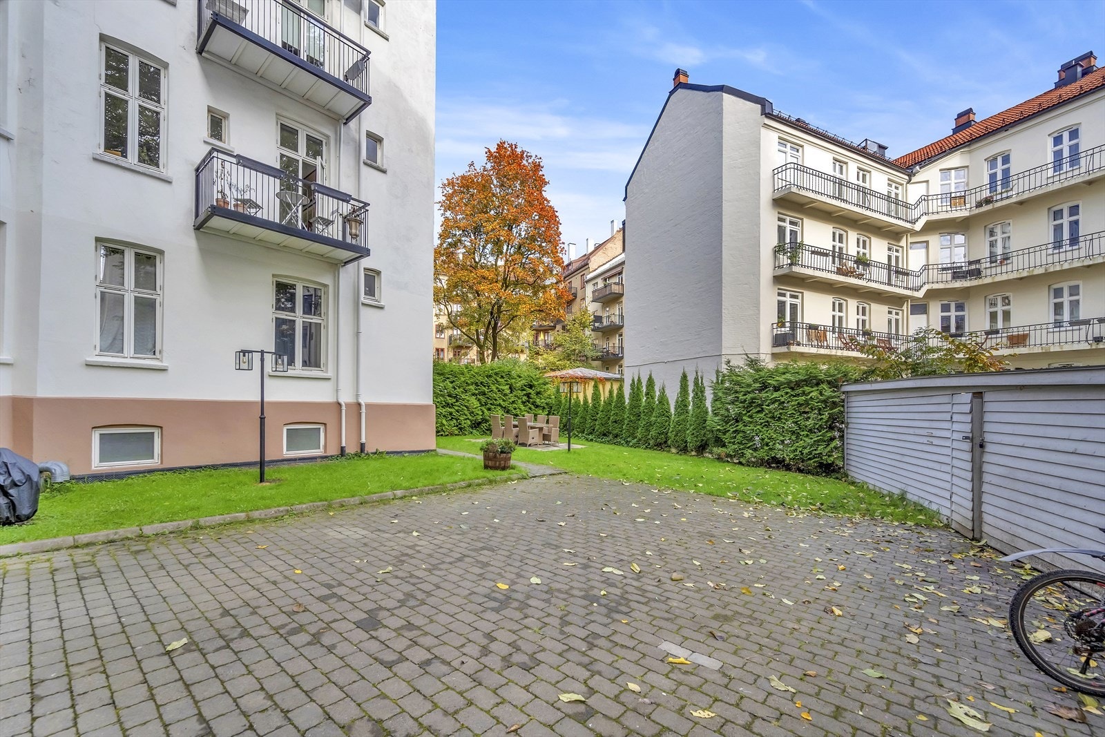 Sameiet har en pent opparbeidet bakgård med sittegrupper, beplantning og sykkelparkering. Galleribilde