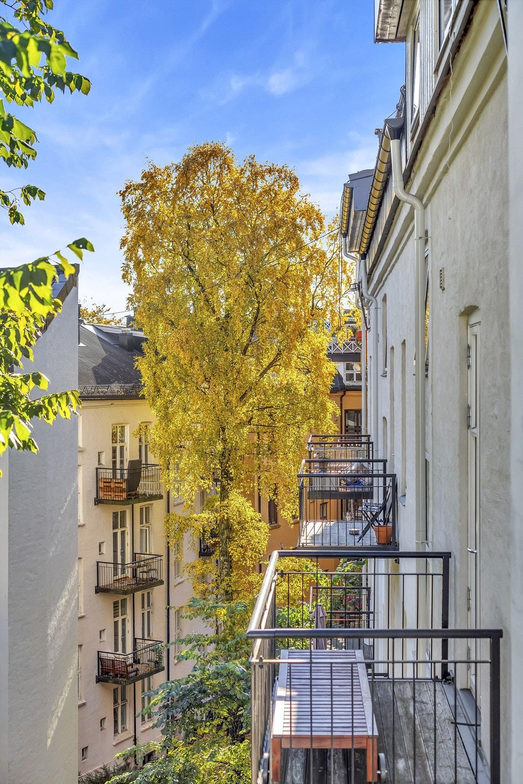 Balkongen har rolig beliggenhet vendt mot sameiets frodige bakgård. Galleribilde