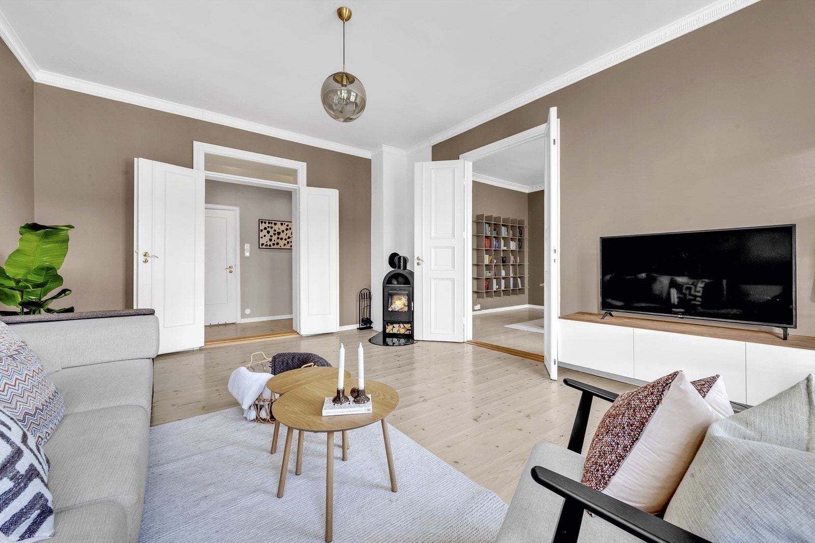 Effektiv peisovn sikrer behagelig, vedvarende varme og bidrar til hyggelig stemning. Galleribilde