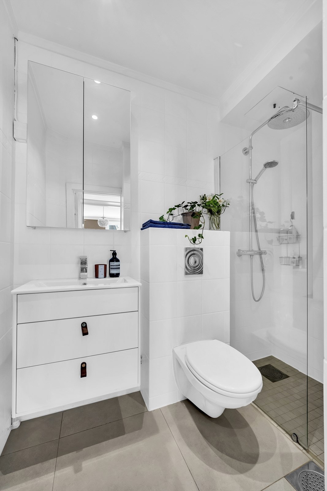 Flott, tidløst bad med flislagte overflater, elektrisk gulvvarme og downlights i himling. Badet er oppgradert i senere tid med ny innredning. Galleribilde