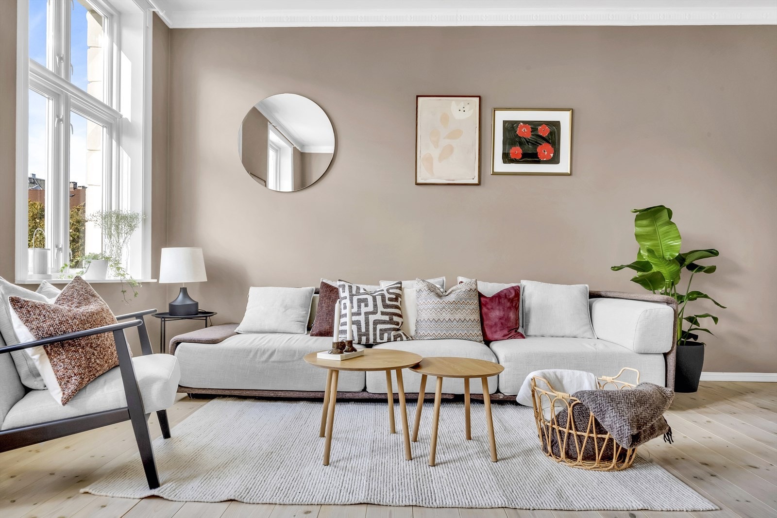 I stuen er det god plass til sofagruppe med tilhørende sofabord og tv-benk. Galleribilde