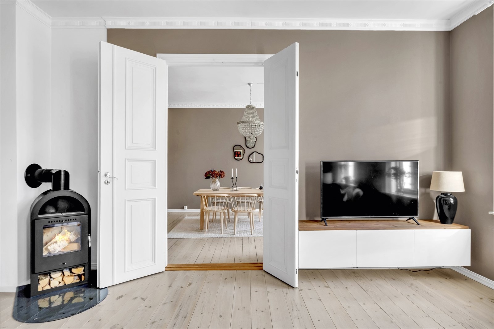 Stuen og spisestuen er skilt med doble, originale fløydører. Galleribilde