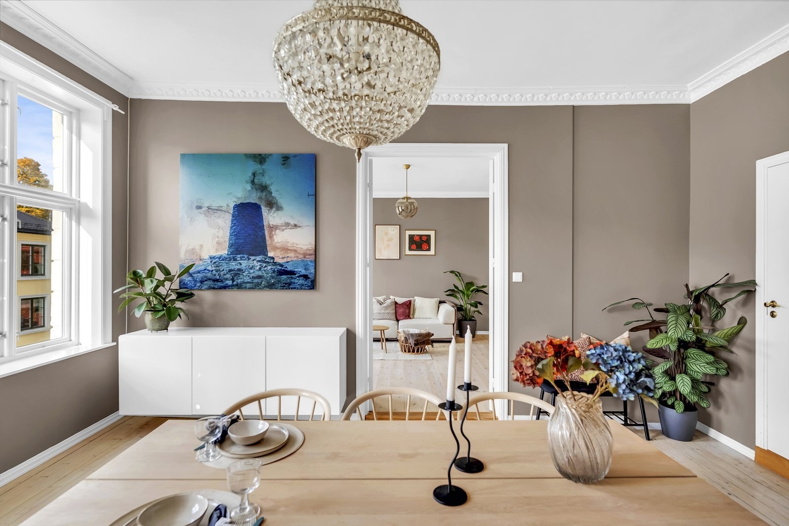 Hyggelig, separat spisestue av god størrelse med klassiske detaljer. Galleribilde