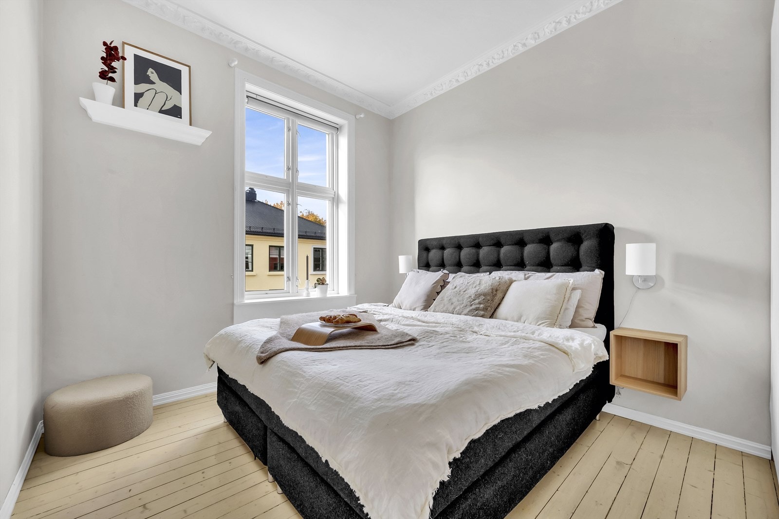 På hovedsoverommet er det god plass til dobbeltseng, nattbord på hver side og garderobeskap. Galleribilde