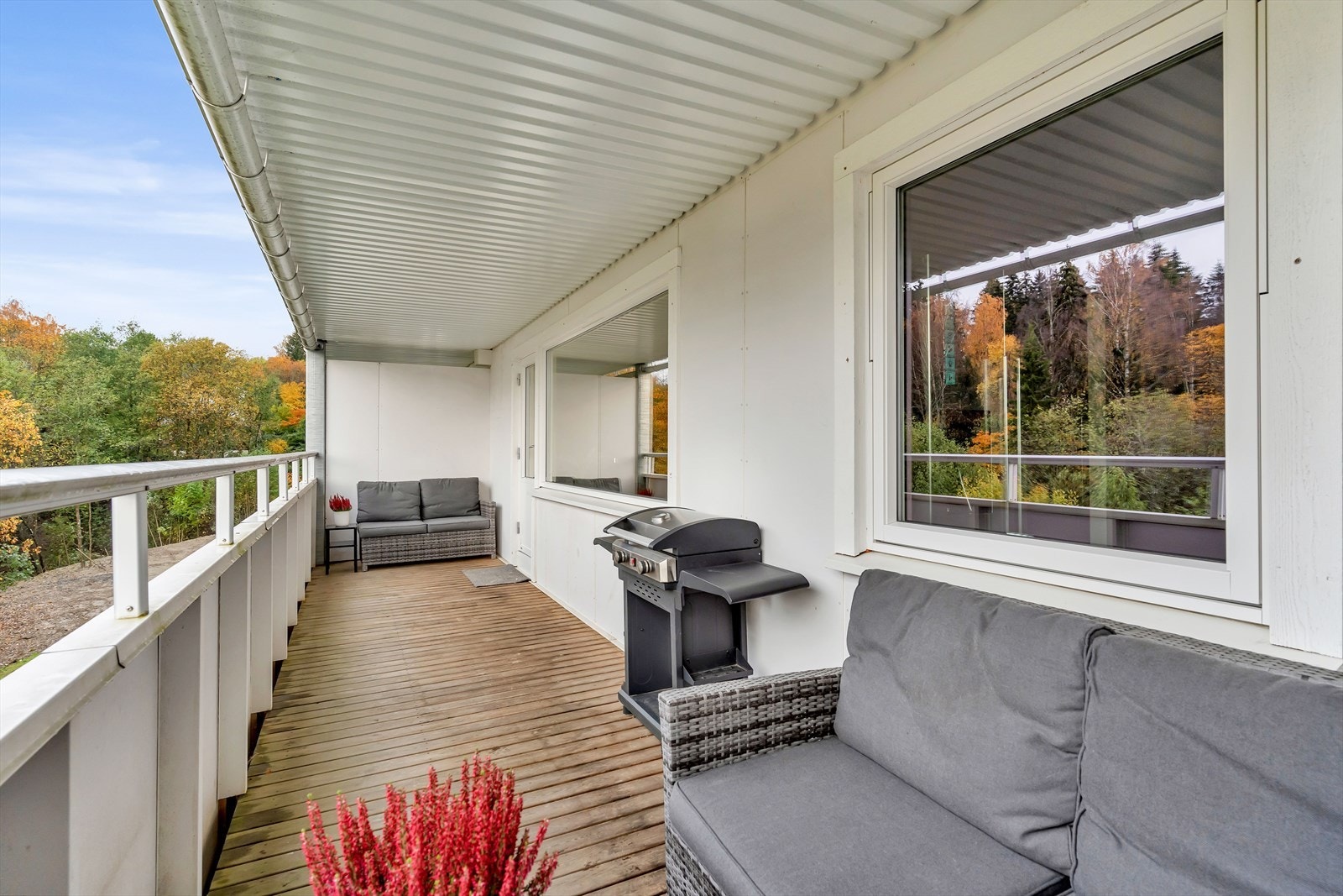 På balkongen er det god plass til flere soner, grill og beplantning. Galleribilde