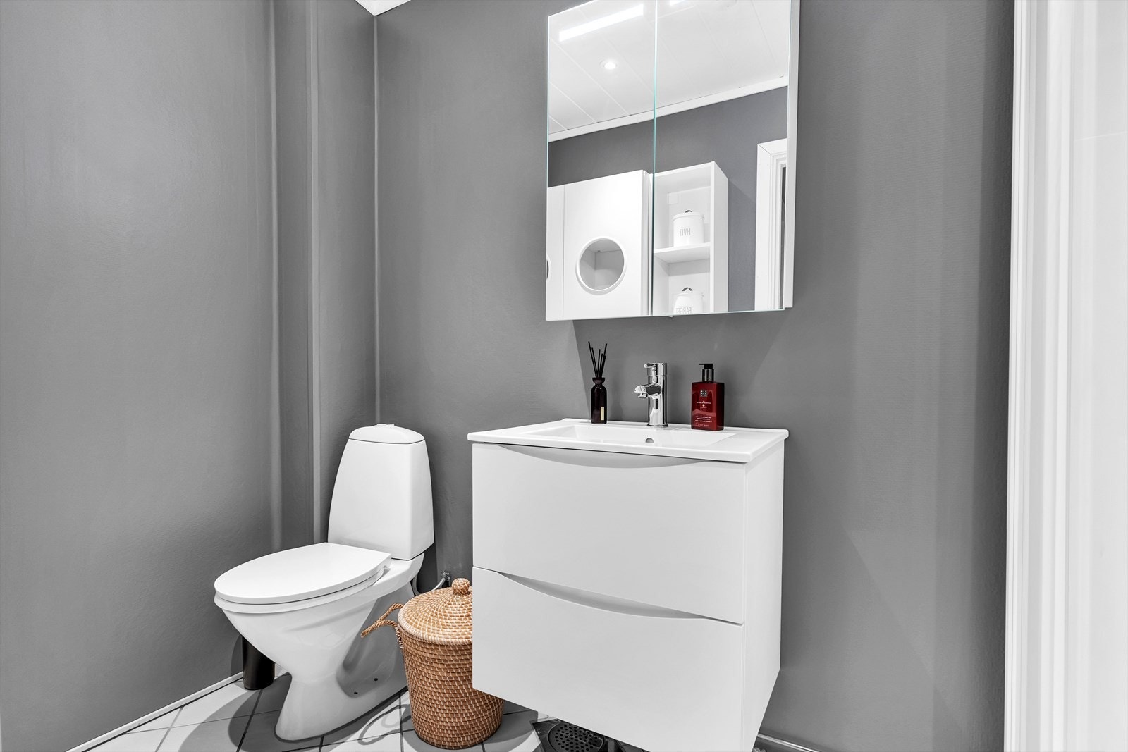 På badet er det moderne dusjkabinett, innredning med servant, speilskap og vegghengt høyskap. Det er opplegg for vaskemaskin og tørketrommel. Galleribilde