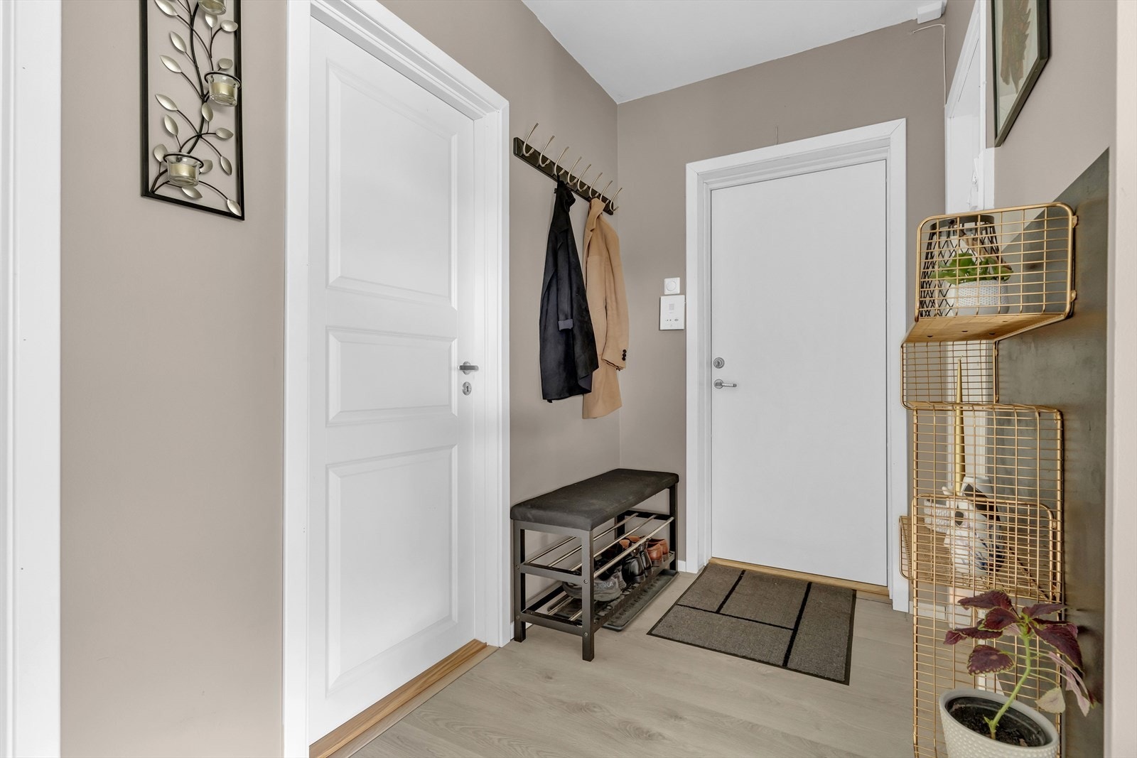 Velkommen inn! Entreen gir et godt førsteinntrykk av leiligheten, og har blant annet 1-stavs laminat på gulv og lyse farger. Galleribilde