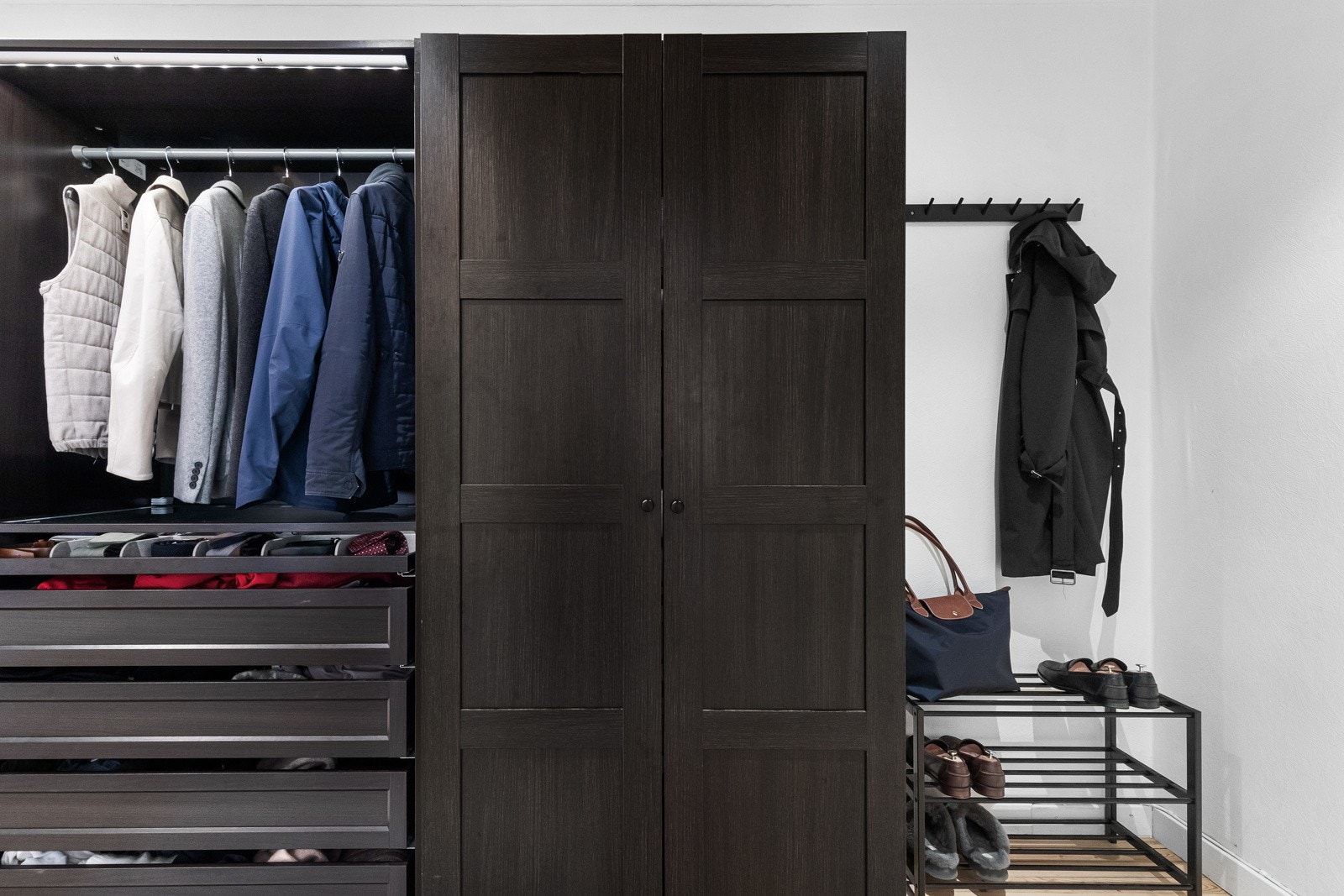 Det er gode muligheter for å kunne henge fra seg yttertøy samt sette fra seg skotøy, enten i det store garderobeskapet som er etablert eller via oppheng i gangen. Galleribilde