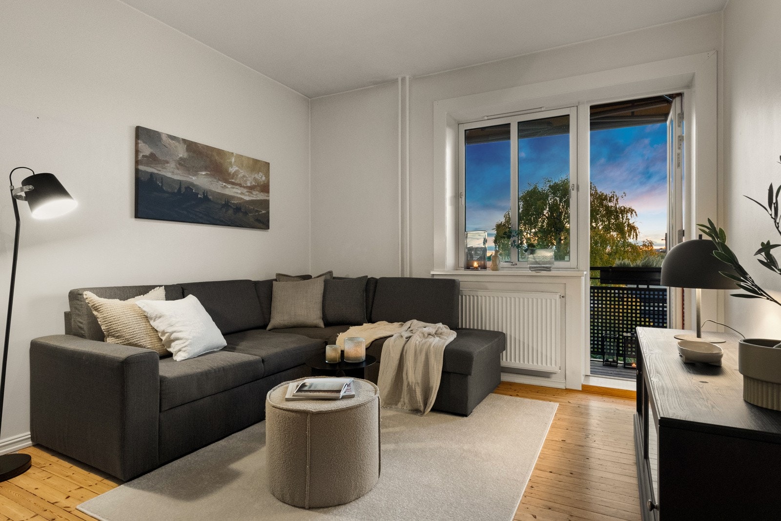 I stuen er det ingen innsyn da dette er endeblokka i borettslaget, samt at det kun er lave næringsblokkker som er plassert på en enda lavere høyde. Galleribilde