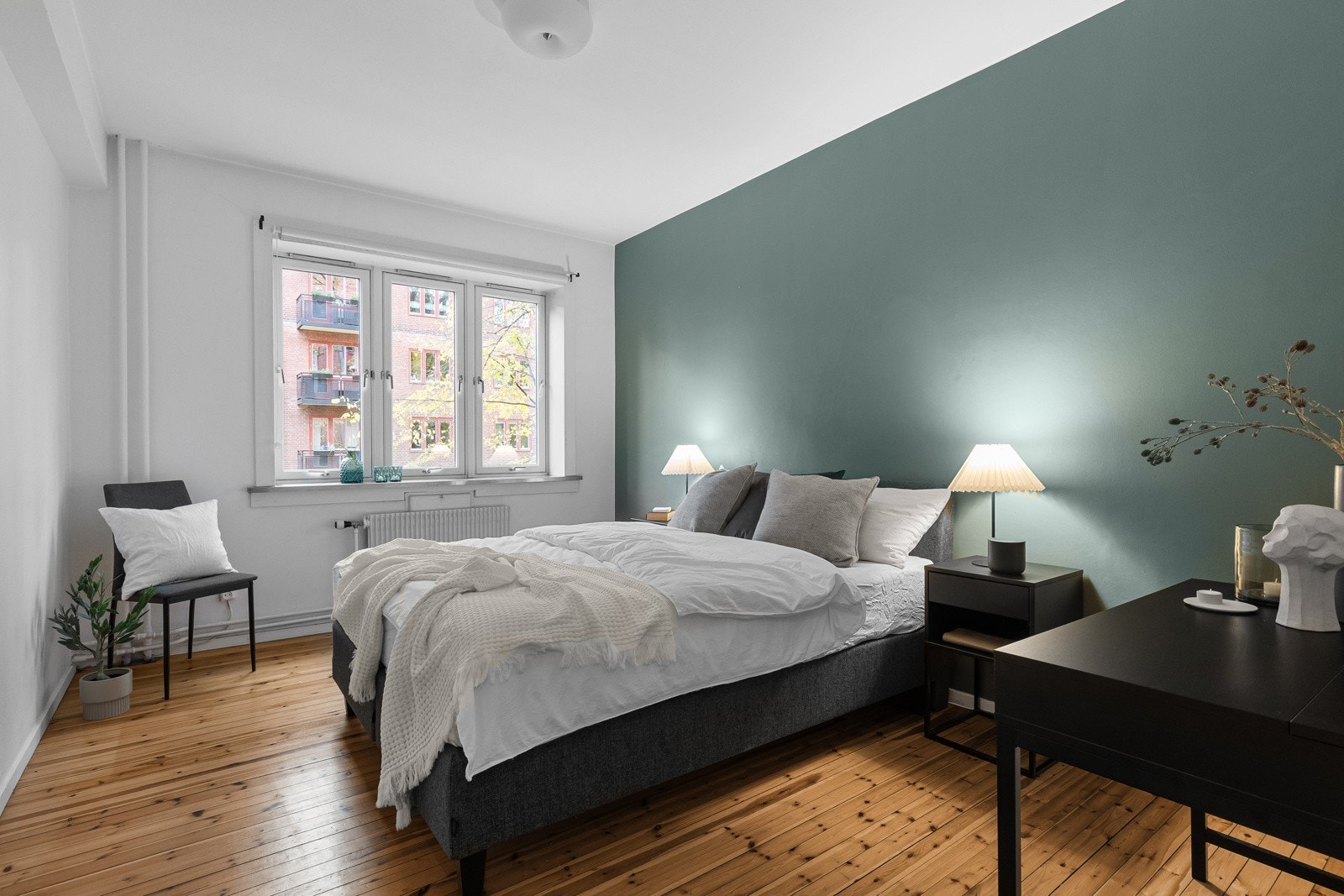 Et svært romslig soverom på ca. 13m², vendt inn mot pent opparbeide fellesarealer. Galleribilde