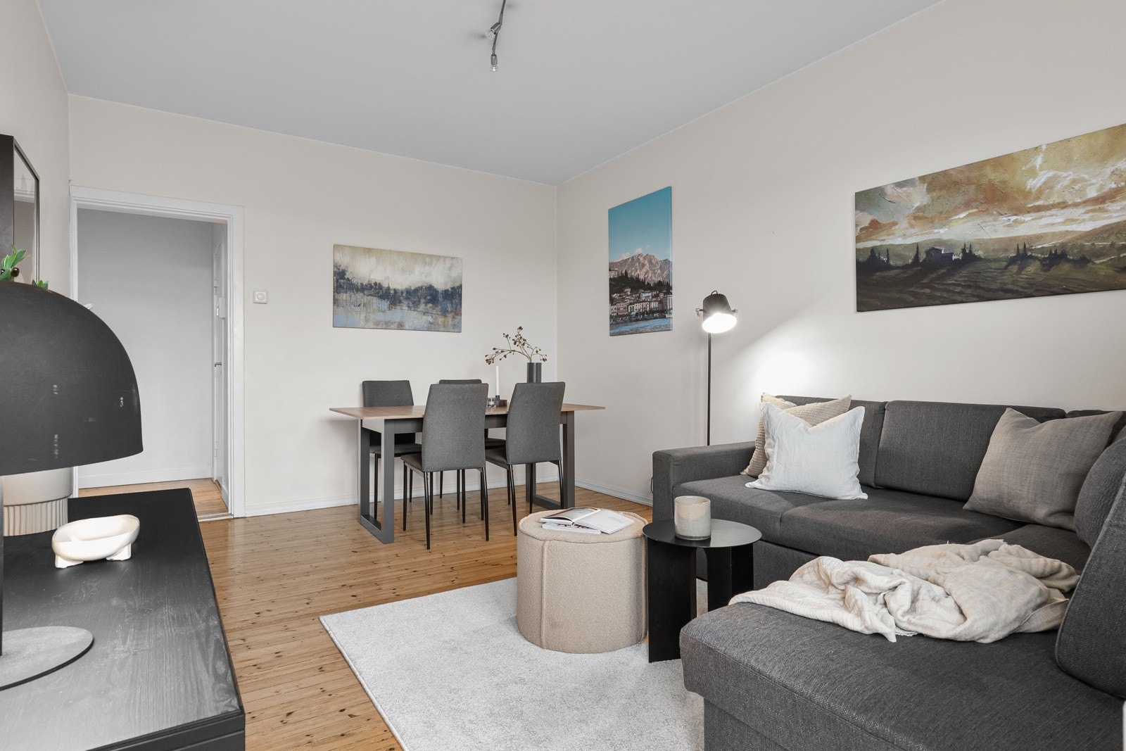 På gulv er det et originalt tregulv som kan slipes og behandles etter eget ønske. Galleribilde