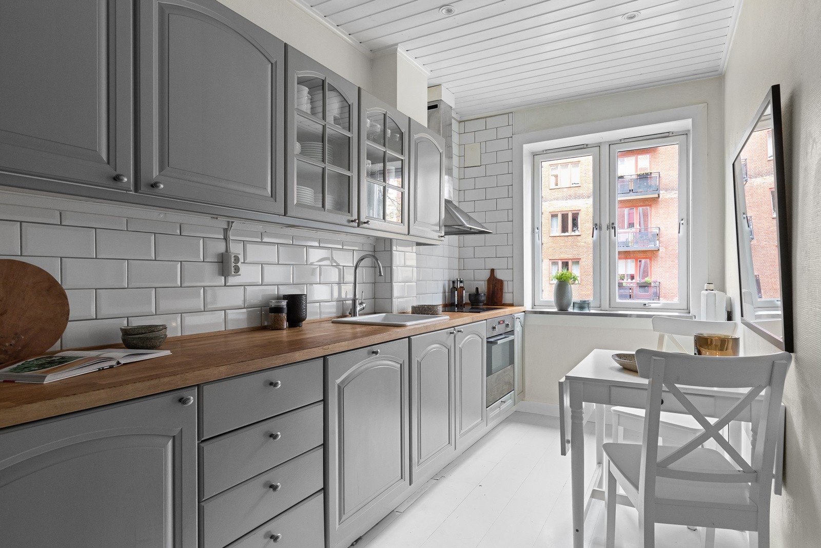 Kjøkkenet vender i likhet med soverommet ut mot pent opparbeidede fellesarealer. Det er av en separat løsning, med en pen og klassisk innredning Galleribilde