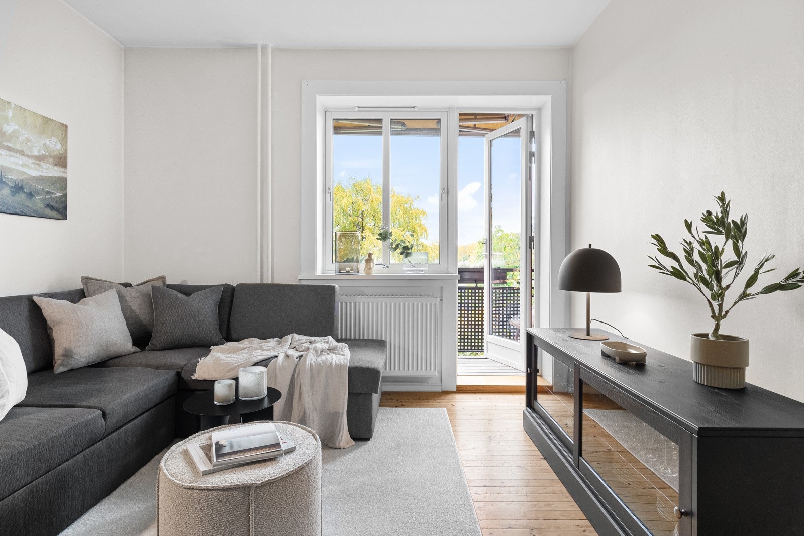 De store vinduene gir boligen rikelig med lys og luft, mens de brede vinduspostene gir boligen sin egen sjel ved å ha muligheten til å plassere interiør eller lignende i vindusposten. Galleribilde