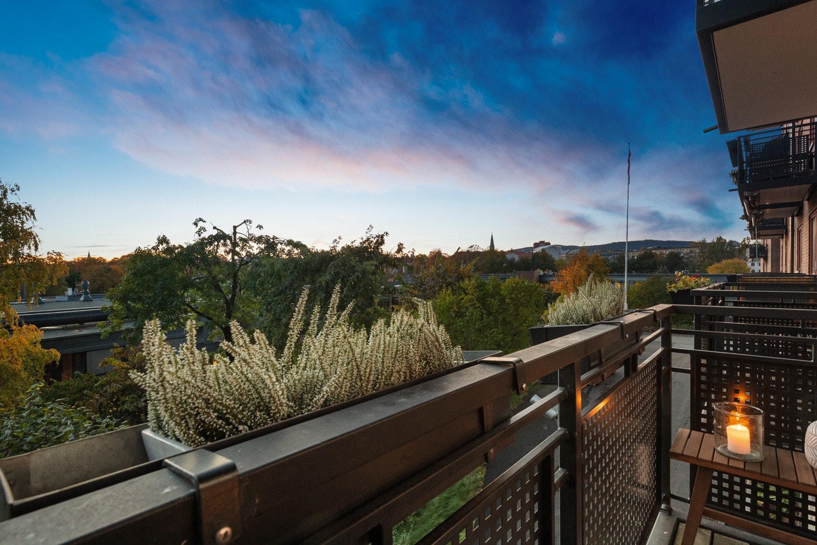 Balkongen er sydvestvendt og ca. 3m² stor. Her er det et fritt og koselig utsyn med sol ca. fra 12:30 til den går ned på sommerstid. Galleribilde