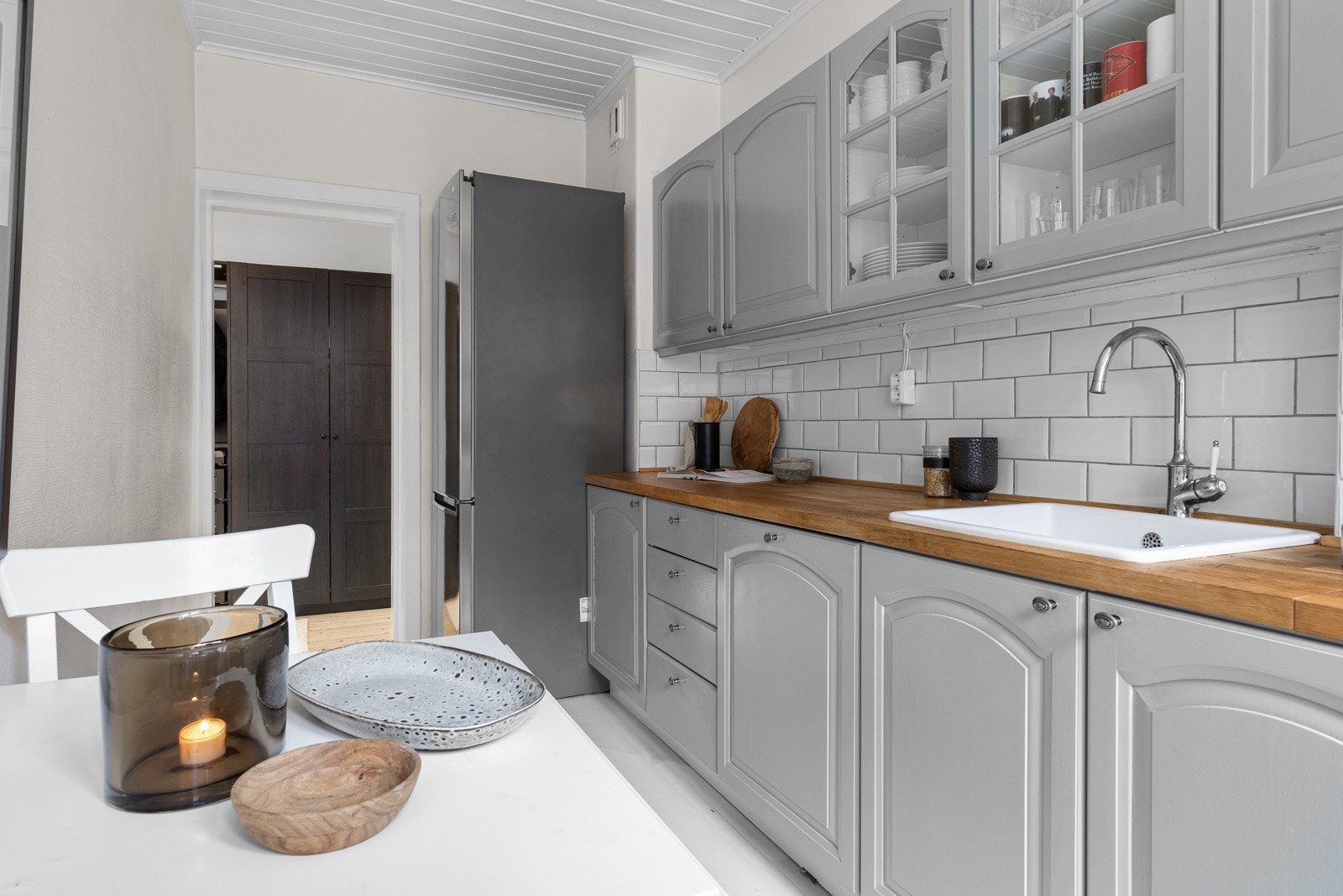 Hvitevarene er delvis frittstående og delvis integrerte. De frittstående består av kjøle- og fryseskap og en oppvaskmaskin. De integrerte hvitevarene består av stekeovn og platetopp. Galleribilde