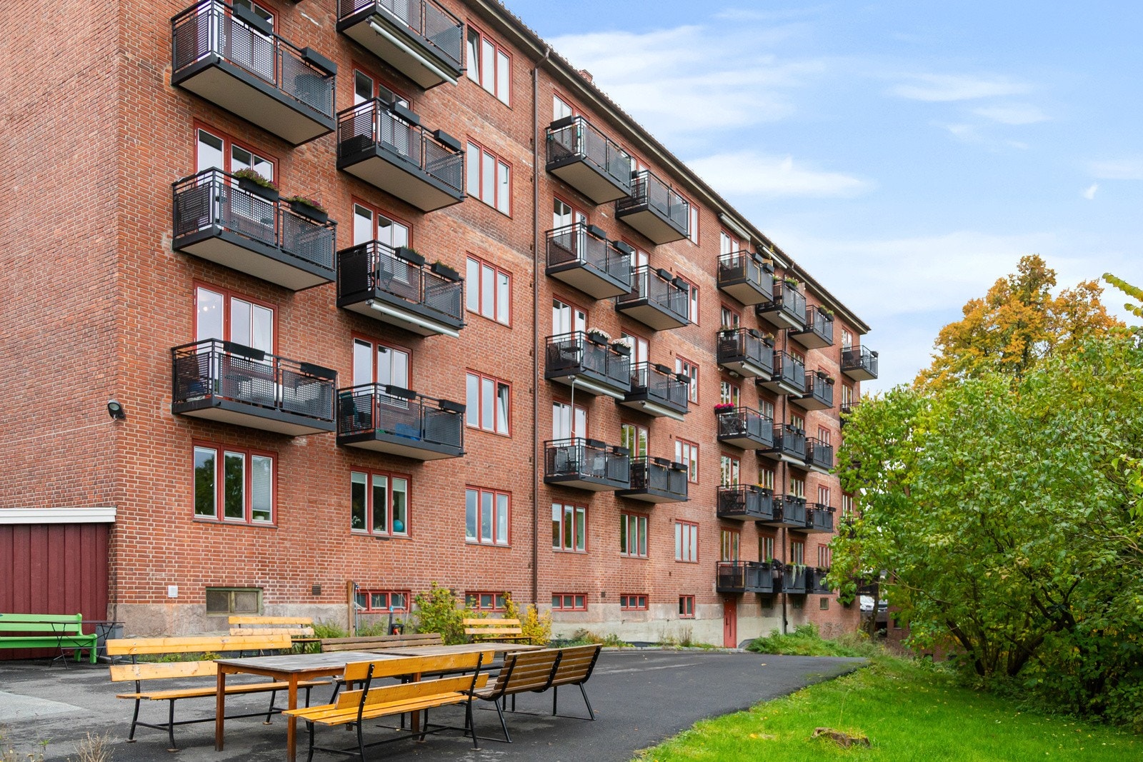 Det er flere soner med felles sittegrupper i borettslaget. Avbildet er gruppen som ligger nærmest leiligheten. Galleribilde