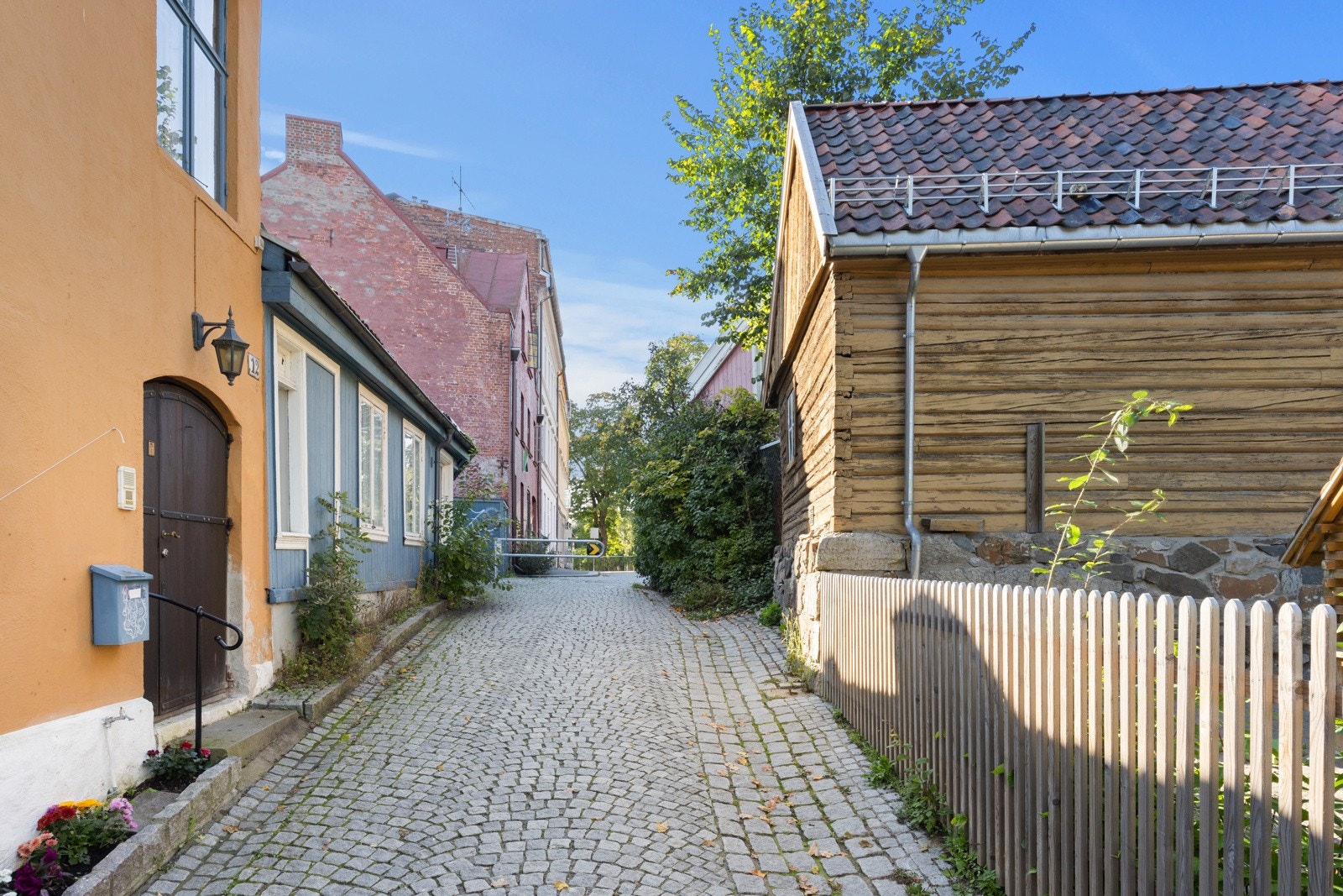 Boligen ligger i idylliske omgivelser baketrukket fra bylivets travelhet. Galleribilde